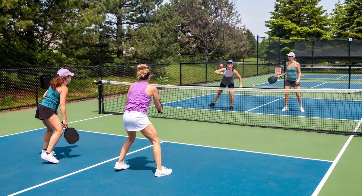 Le Pickleball : Pourquoi tout le monde s’y met en 2026 ?
