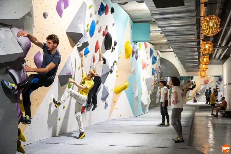 Bouldering : Pourquoi les salles d'escalade sont devenues les nouveaux spots de sport et de vie sociale