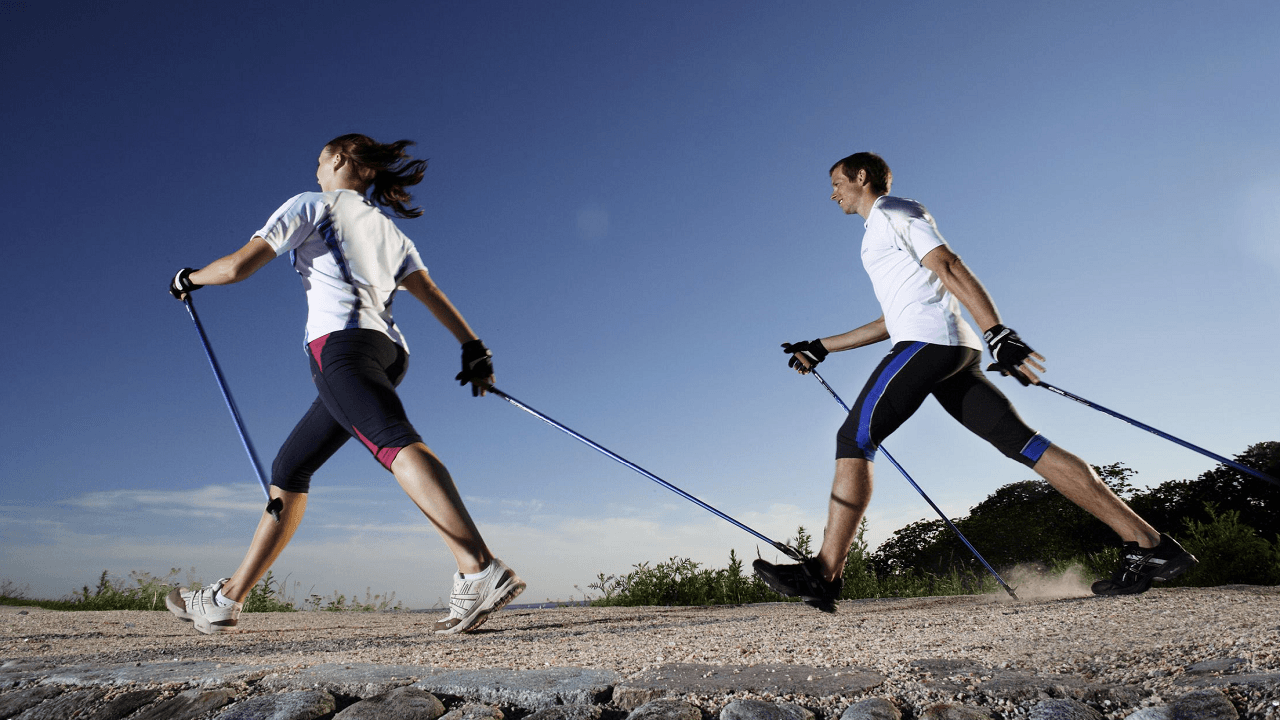 Marche nordique : Pourquoi vous devriez troquer vos baskets contre des bâtons
